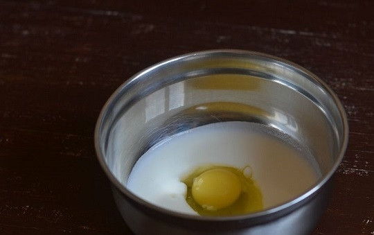 1. Этап. Чебуречное тесто: 1. В глубокую мисочку отправьте кефир, соль, яйцо.