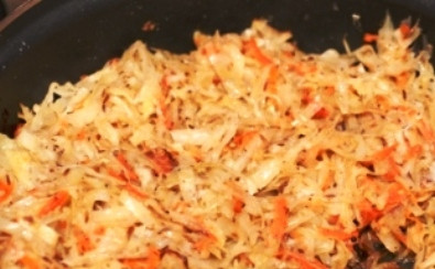 1. Этап. Постные пирожки с капустой: Добавляем капусту и специи, солим и перчим по вкусу. Перемешиваем, накрываем крышкой и тушим под крышкой до мягкости овощей.