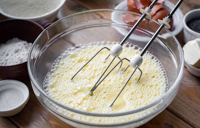 1. Этап. Манник с маком на молоке в духовке: Миксером на небольшой скорости перемешайте эти ингредиенты.