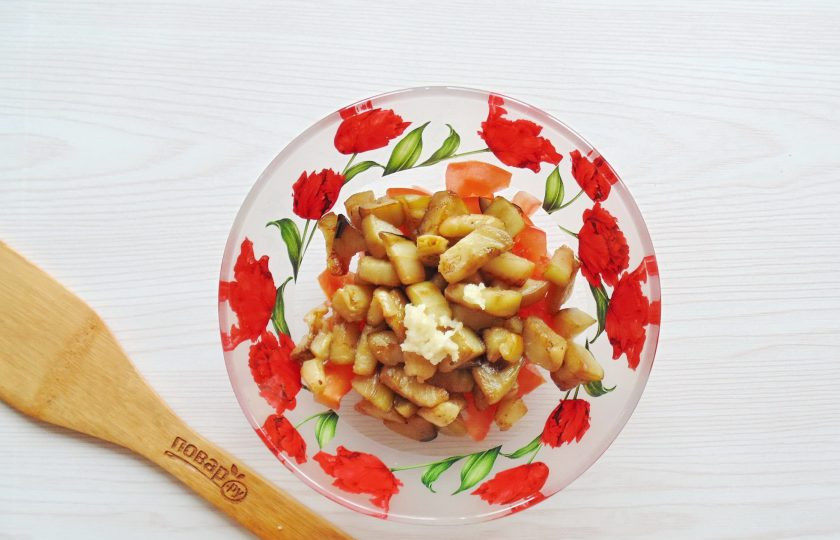 1. Этап. Салат Лора с баклажанами: Мелко нарежьте или выдавите через пресс чеснок. Добавьте в салатник.