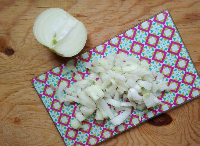 1. Этап. Куриные голени с рисом в духовке: 3. А лук почистите и мелко нашинкуйте.