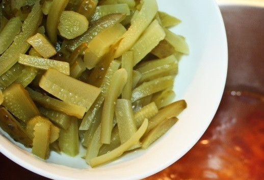 1. Этап. Солянка с креветками: 14. После закипания выложите томатную заправку и варите минут 5-7. Добавьте огурчики.