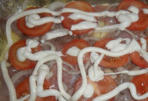1. Этап. Мясо индейки в духовке: На помидоры выложите майонез.