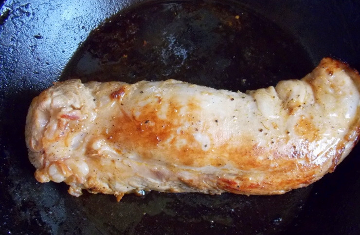 1. Этап. Свиная вырезка рассольная: Выньте мясо, обсушите бумажным полотенцем и обжарьте на разогретой и смазанной маслом сковороде со всех сторон до золотистой корочки. Переложите в форму.