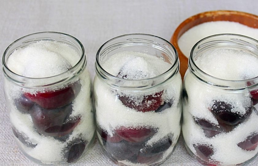 1. Этап. Абрикос Черный принц в собственном соку: Далее, насыпаем сахар.