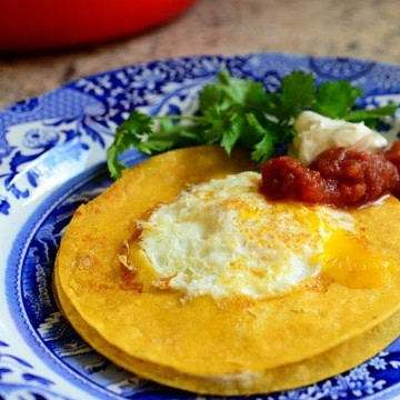 1. Этап. Яичница в тортилье: Подаем со сметаной, томатным соусом и зеленью. Приятного аппетита! ;)