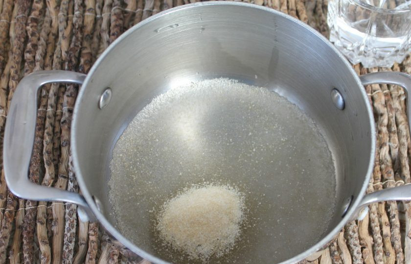 1. Этап. Мармелад из клубники в домашних условиях: В кастрюлю наливаем воду и добавляем желатин. Непрерывно помешивая, нагреваем на малом огне.