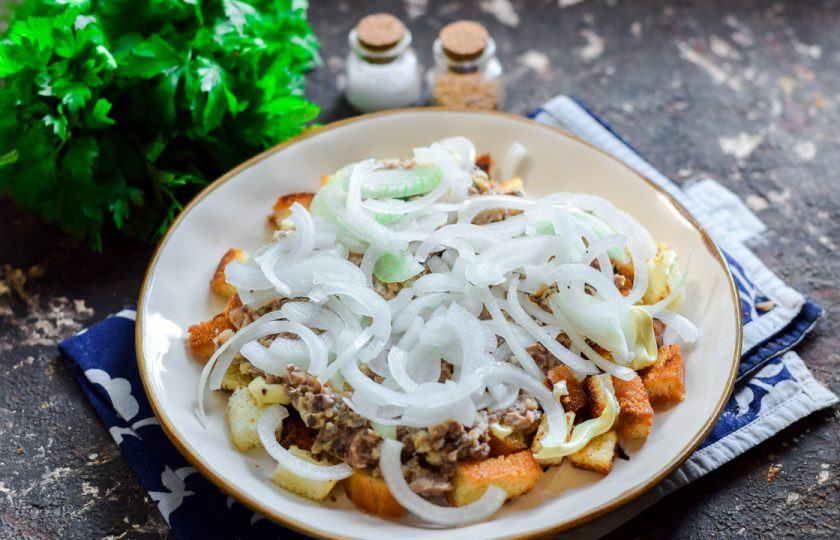 1. Этап. Салат Одуванчик с рыбными консервами: На консервы уложите слой маринованного лука.