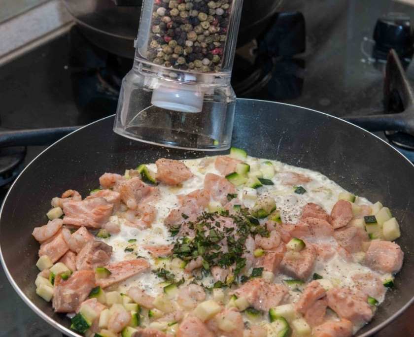 1. Этап. Паста с лососем и креветками: 7. По вкусу добавляю соль и черный молотый перец.