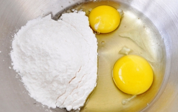 1. Этап. Печенье из сухого молока: Взбейте яйца с сахарной пудрой.