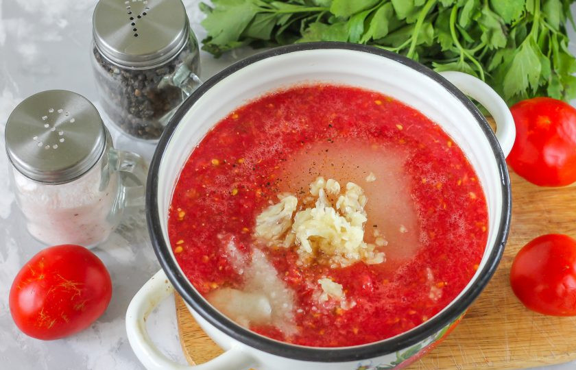 1. Этап. Приправа из помидоров на зиму: Очистите зубчики чеснока и промойте их, а после - спрессуйте в емкость.