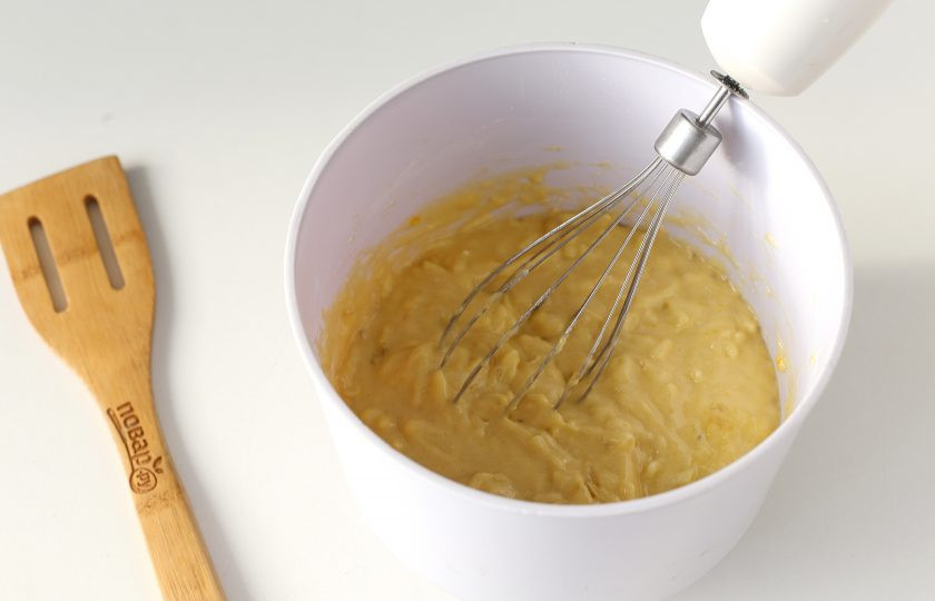 1. Этап. Бананово-яблочный кекс: Снова все перемешайте до однородного состояния.