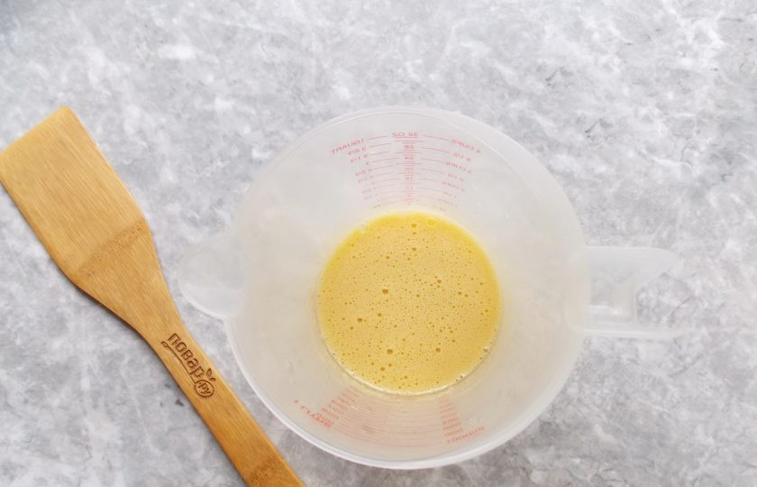 1. Этап. Домашний майонез Провансаль миксером за 5 минут: На малой скорости миксера смешайте желтки, соль, сахар и горчицу. После по капле вводите в эту смесь подсолнечное масло, сохраняя малую скорость миксера. Масло с желтками должно постепенно соединиться в однородную эмульсию.