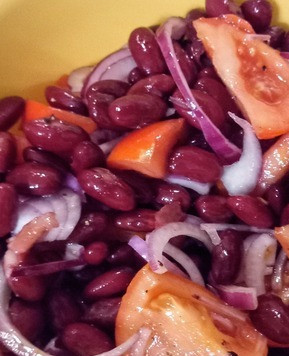 1. Этап. Салат из тунца, фасоли и помидоров: Выложить ее на лук и помидоры.