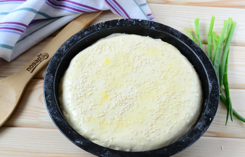 1. Этап. Фитчи: Раскатайте вторую часть теста и накройте ею пирог. Сверху смажьте яйцом, присыпьте кунжутом.