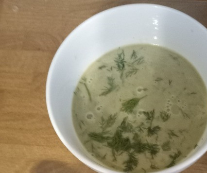 1. Этап. Гаспачо из цуккини и миндаля: Добавить в суп перец, оливковое масло по вкусу. Посыпать укропом. Отправить в холодильник на 1 час охлаждаться. Затем разлить по блюдам. Приятного аппетита.