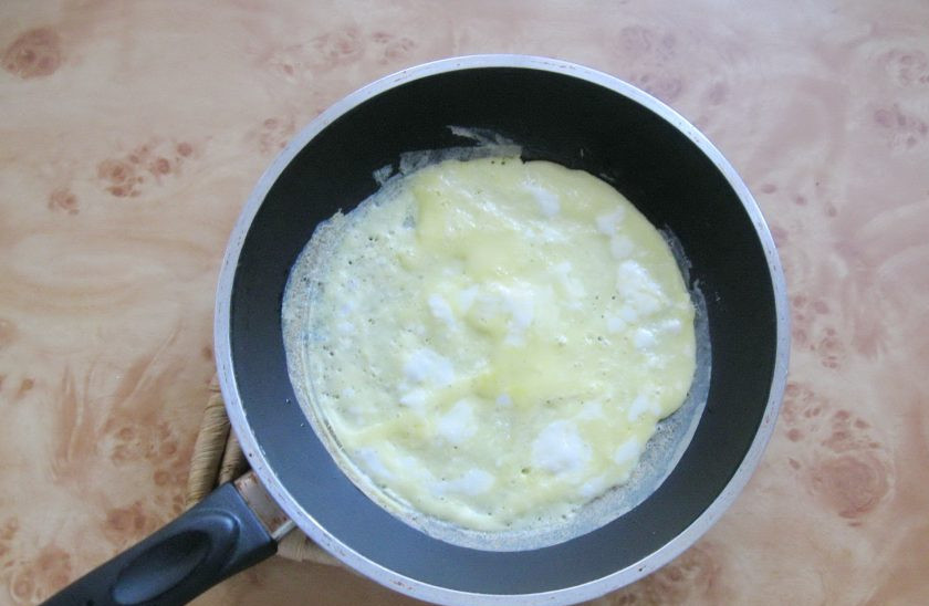 1. Этап. Салат с курицей и лапшой из омлета: Яйцо взбейте как на омлет, немного посолите. Вылейте на горячую сковороду с небольшим количеством подсолнечного масла. Поджарьте омлет.