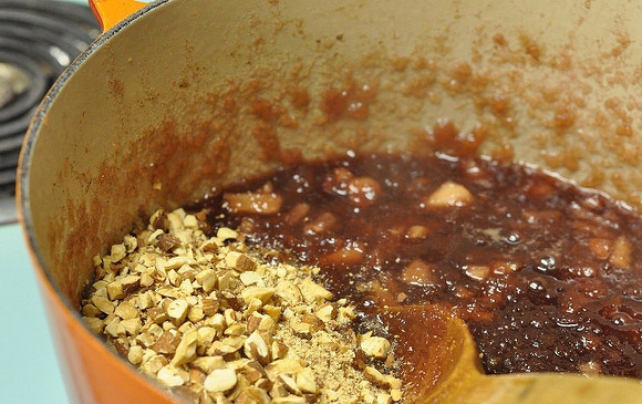 1. Этап. Пасхальный джем: 4. Выложите орешки в джем, добавьте корицу. Через минуту можно снимать с огня. Разлейте по стерилизованным баночкам и храните в холодильнике. Можно такой джем закрыть на зиму, тогда баночки лучше простерилизовать с джемом (минут 7-10).