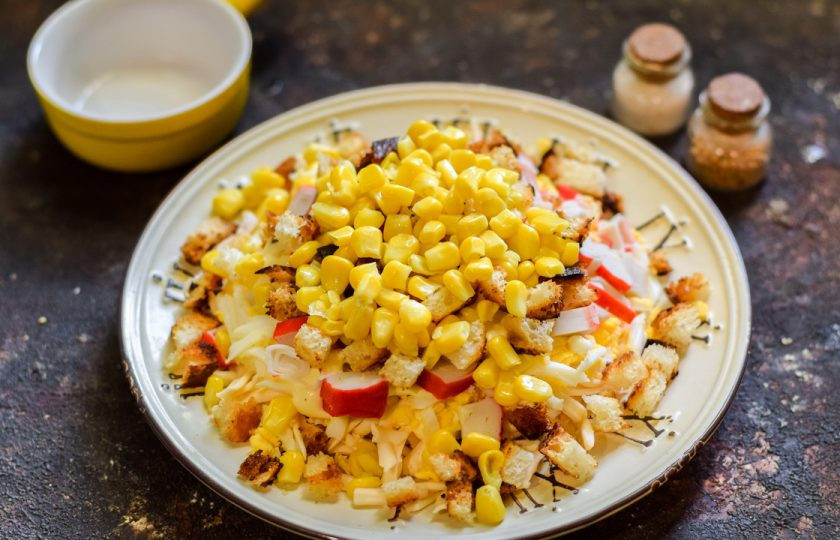 1. Этап. Крабовый салат Новинка с сухариками: Завершающий слой салата — кукуруза. Вот и все, крабовый салат 