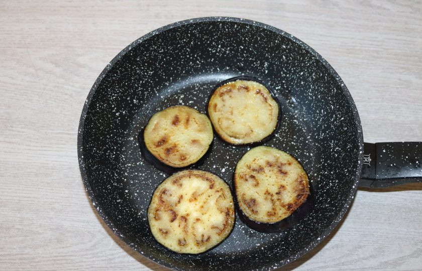 1. Этап. Запеканка с грибами и баклажанами: Обжаривайте быстро с двух сторон до золотистого цвета.