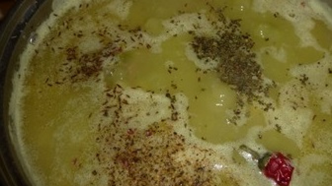 1. Этап. Суп из баранины и гороха: Из специй я добавил хмели-сунели и зиру. Также не лишним будет острый перчик. Продолжаем варить суп до готовности, примерно 10 минут.