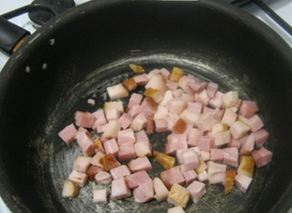 1. Этап. Омлет с крахмалом: Порежьте и обжарьте бекон на сухой сковороде на слабом огне.