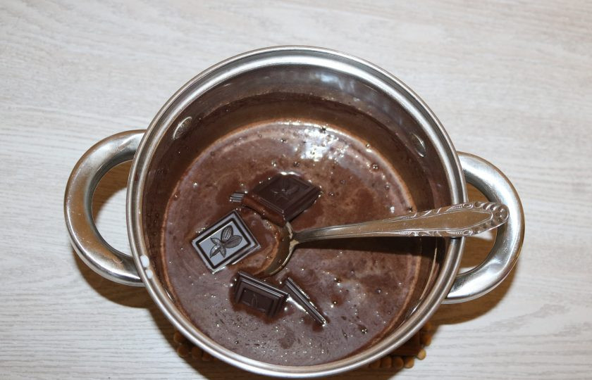 1. Этап. Торт «Причуда»: Варите на медленном огне до растворения сахара. Добавьте шоколад. Полностью остудите, переодически помешивая.