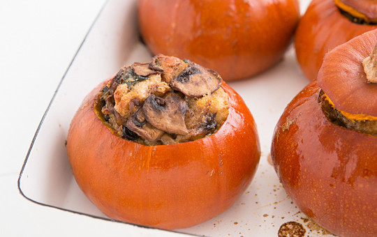 1. Этап. Запеченная тыква целая: Поставьте тыквы на противень, предварительно смазанный маслом. Накройте их срезанными верхушками. Запекайте их на протяжении 1 часа, затем уберите 