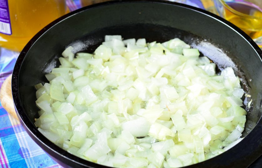 1. Этап. Луковый взвар: Пассеруйте лук 2-3 минуты до прозрачности, помешивайте.