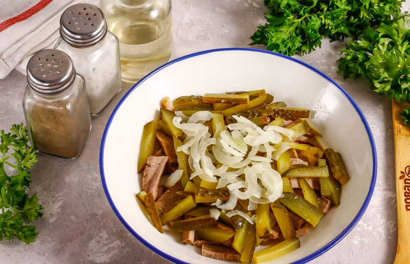 1. Этап. Салат со свеклой и говядиной: Репчатый лук очистите от кожуры и промойте в воде. Если овощ крупный, то используйте только половину. Нарежьте полукольцами и добавьте к остальным нарезкам.