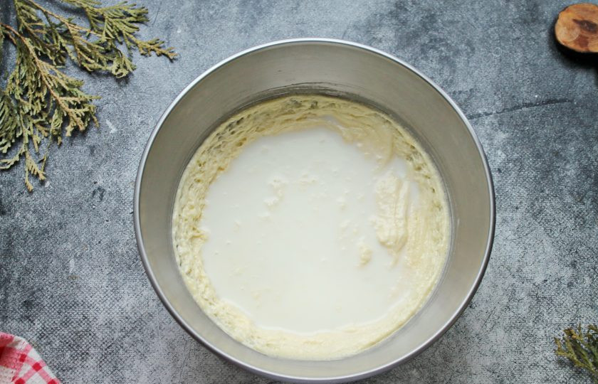 1. Этап. Маффины с кокосовой стружкой: В миску влейте молоко и взбейте на низких оборотах до однородного состояния.