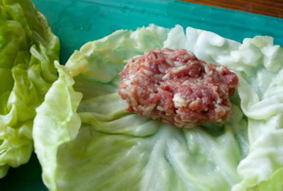 1. Этап. Голубцы в аэрогриле: 3. Тем временем варим рис и смешиваем его с фаршем. Добавляем приправы и соль по вкусу, после чего начиняем каждый капустный лист и заворачиваем его 