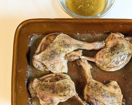 1. Этап. Нежные утиные ножки с ароматным маслом: Опять достать из духовки, аккуратно отчерпнуть бульон. Включить программу 