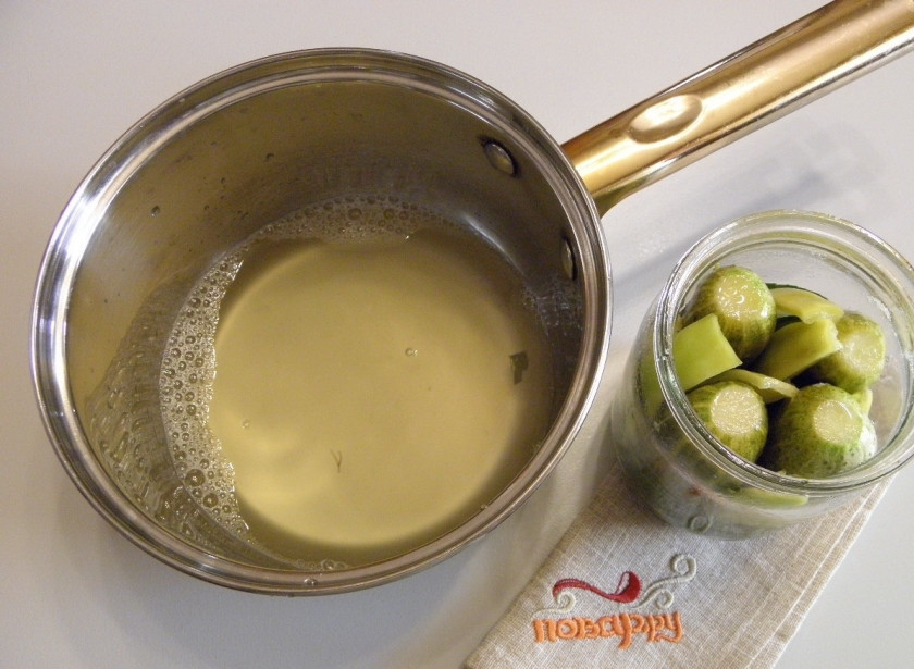 1. Этап. Соленые огурчики на зиму: Слейте с баночек рассол. Вскипятите его и кипящим рассолом залейте баночки с огурчиками. Закатайте специальным ключом, крышки должны быть заранее простерилизованы. Переверните баночки вверх дном и укутайте на сутки одеялом. После остывания уберите в прохладное место для хранения.