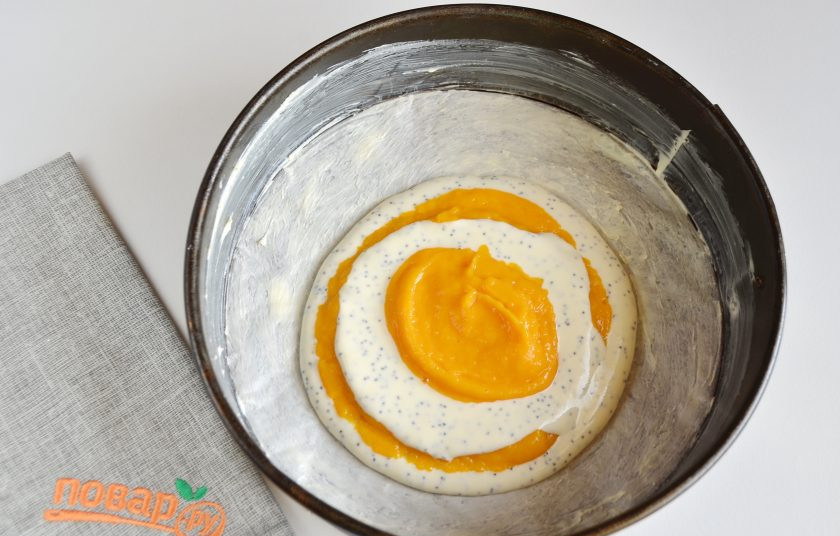 1. Этап. Творожно-тыквенная запеканка с маком: 8. Выкладывайте поочередно начинки: ровно по центру по 1 столовой ложке.