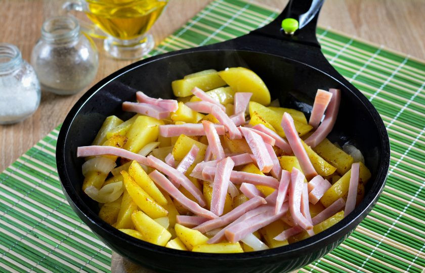 1. Этап. Жареная картошка с ветчиной: Добавьте ветчину.