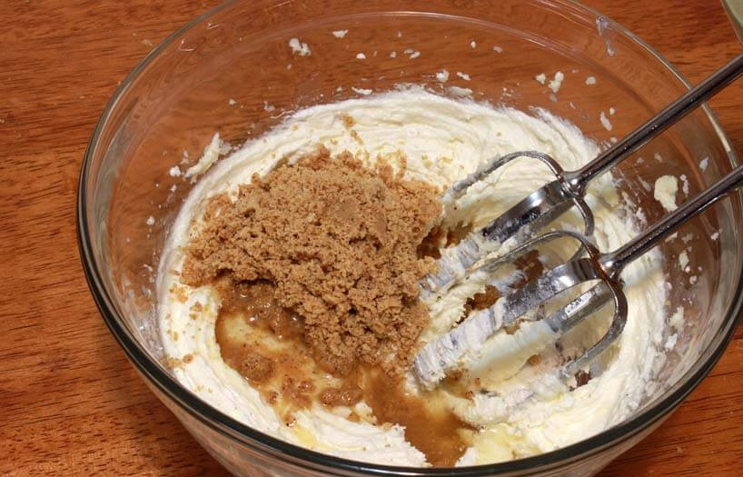 1. Этап. Ореховое печенье (песочное): 4. Добавьте ореховое масло и молотый фундук, тщательно смешайте.