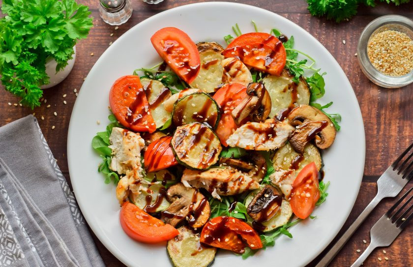 1. Этап. Теплый салат с грудкой и кабачком: Теплый салат с грудкой и кабачком готов. Приятного аппетита!