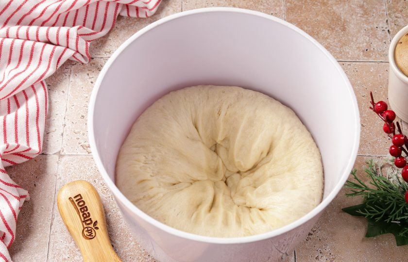 1. Этап. Новогодний пирог Змейка: Подошедшее тесто необходимо обмять и дать ему подняться ещё раз, оставив примерно на час.