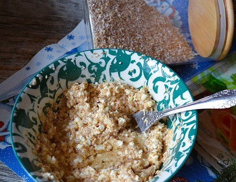 1. Этап. Творожно-овсяные вафли с ветчиной: Влить оливковое масло, перемешать.