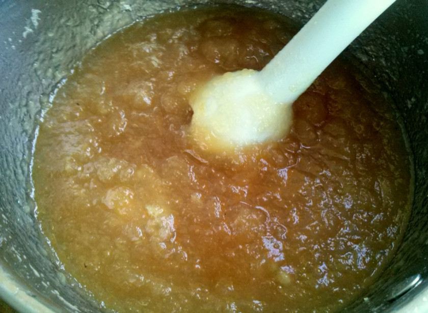 1. Этап. Джем из дыни на зиму: Аккуратно достаньте из кастрюли палочку корицы. При помощи блендера превратите массу в пюре. Затем получившееся пюре проварите еще 5-10 минут на слабом огне.