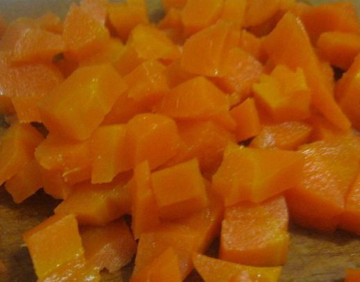 1. Этап. Салат Оливье с крабовыми палочками: Морковь нарезаем кубиками.