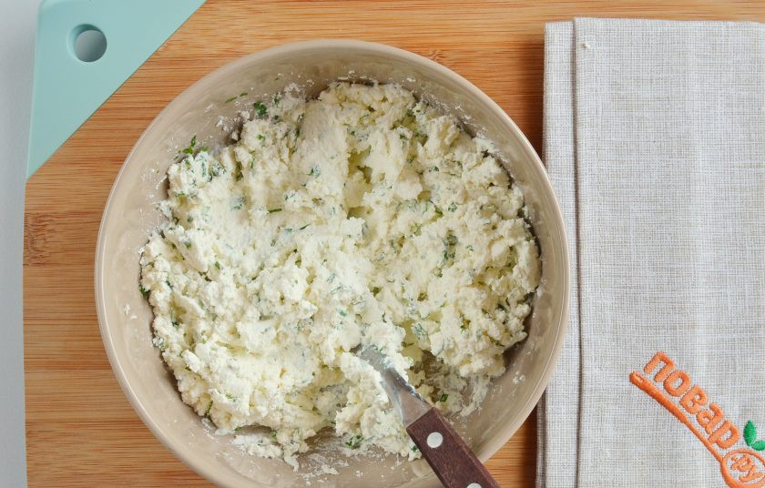 1. Этап. Закуска под коньяк: Тщательно вилочкой раздавите фету, смешайте с творогом и базиликом.