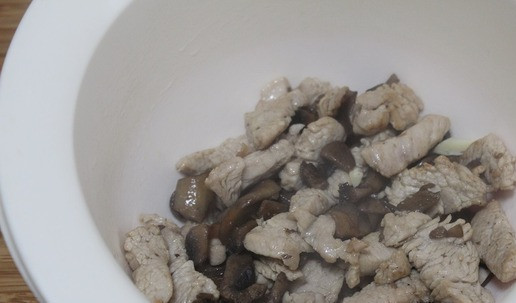 1. Этап. Биточки из индейки с грибами: Выложить в чашу индейку и грибы. Посолить и поперчить по вкусу. Добавить сливки или творог и пробить блендером.