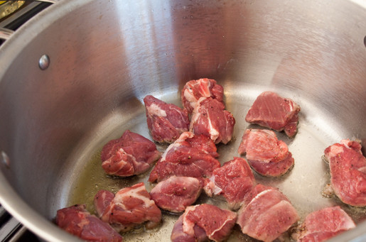 1. Этап. Мясное рагу с картошкой: 1. Рецепт приготовления мясного рагу с картошкой весьма прост. Для начала необходимо вымыть, обсушить и нарезать средними кусочками мясо. На сковороду налить немного растительного масла и отправить туда мясо.