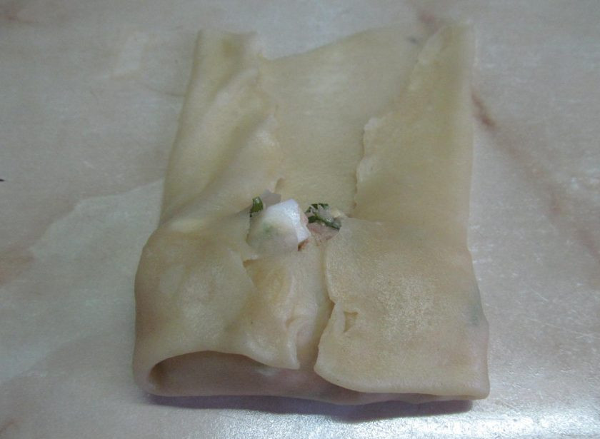 1. Этап. Пирожки из заварного теста с тунцом: Заверните края сначала с трех сторон.