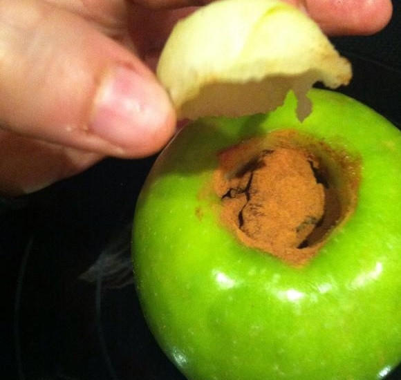 1. Этап. Яблочки, печенные с медом и орехами: 3. Поверх начинки уложите небольшой кусочек яблока, чтобы орехи или изюм не сгорели.