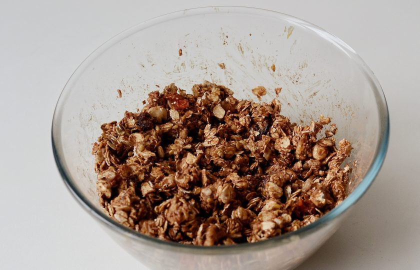 1. Этап. Гранола без сахара: Влейте получившуюся пасту в миску, хорошенько перемешайте.