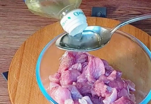 1. Этап. Мясные «Рассольники»: 3. Филе индейки (320 г), нарезаем на порционные кусочки. Добавляем растительное масло (1 ст. л.) и специи. ставим миску в сторону.