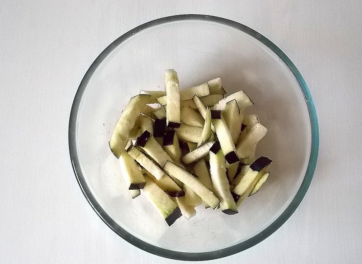 1. Этап. Муравьиная горка: Баклажаны вымойте и порежьте брусочками. Посолите и оставьте на 10 минут.